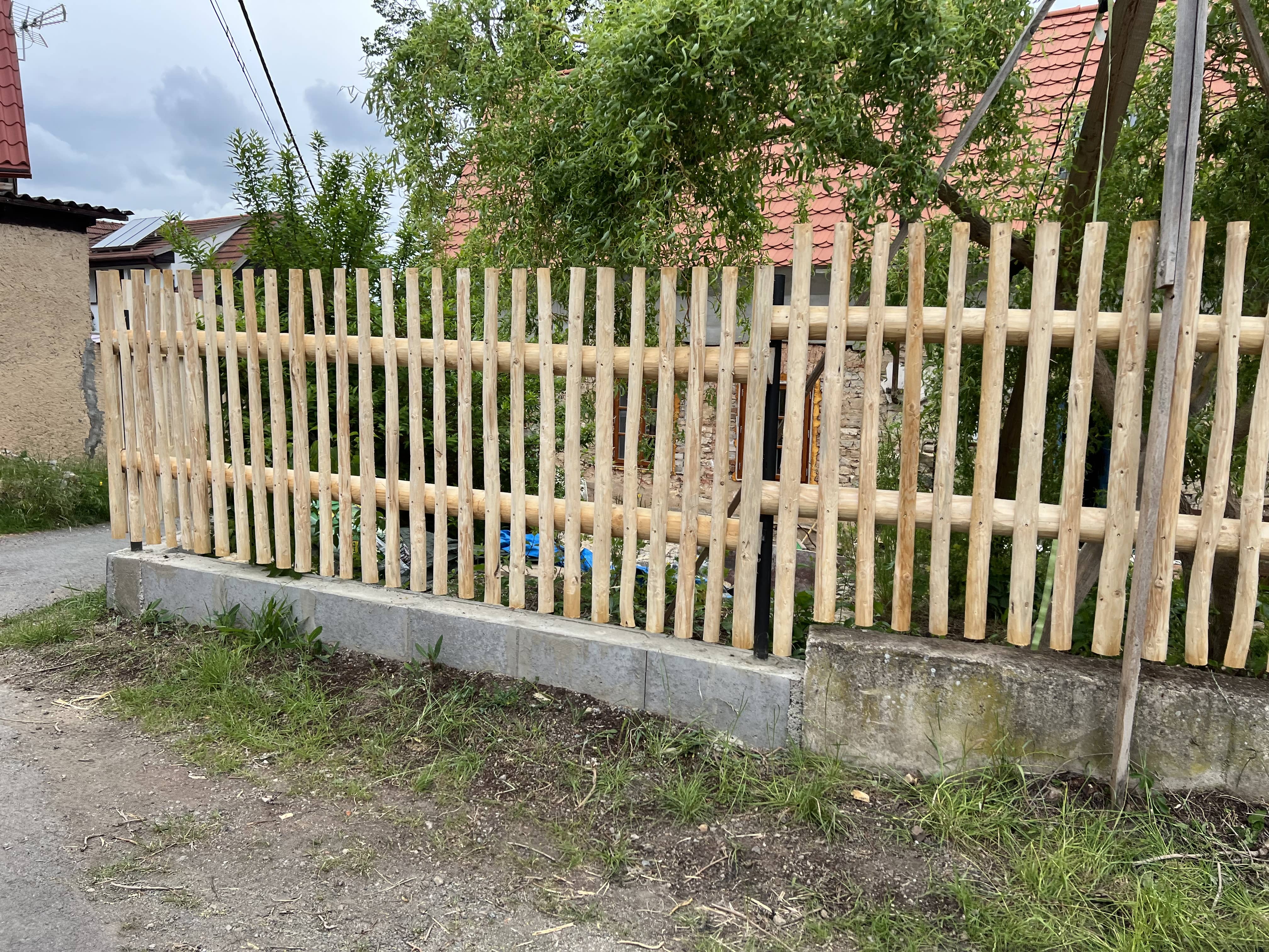 Obrázek 3 / Dřevěné ploty - strojně loupané   - realizace Třebotov 5-2022